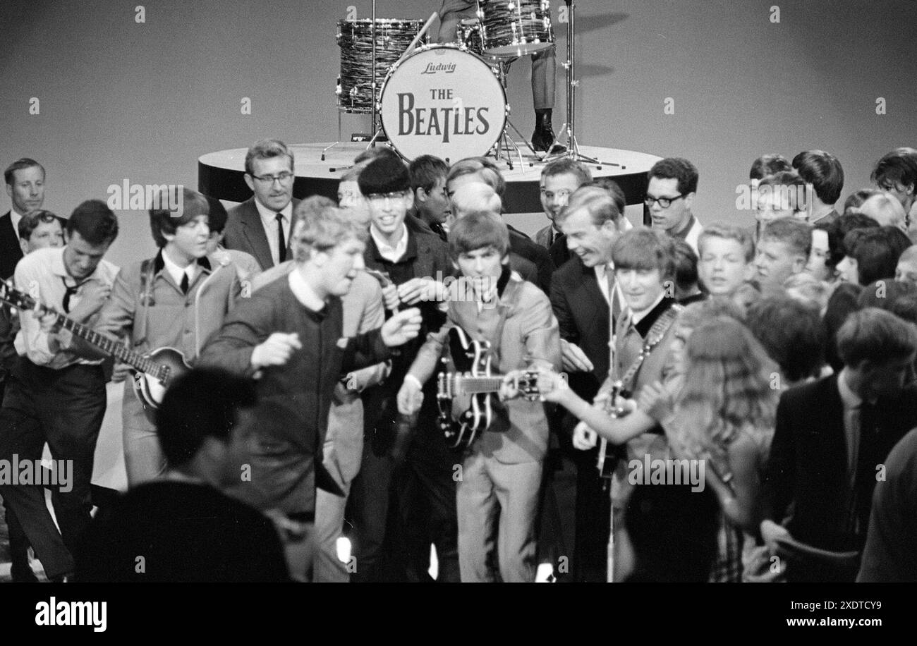 Tanzfans - die Beatles auf der Bühne - mit Schlagzeuger Jimmie Nicol, der Ringo Starr zeitweise ersetzt - in einem Fernsehstudio in Treslong, Niederlande. Juni 1964 Stockfoto