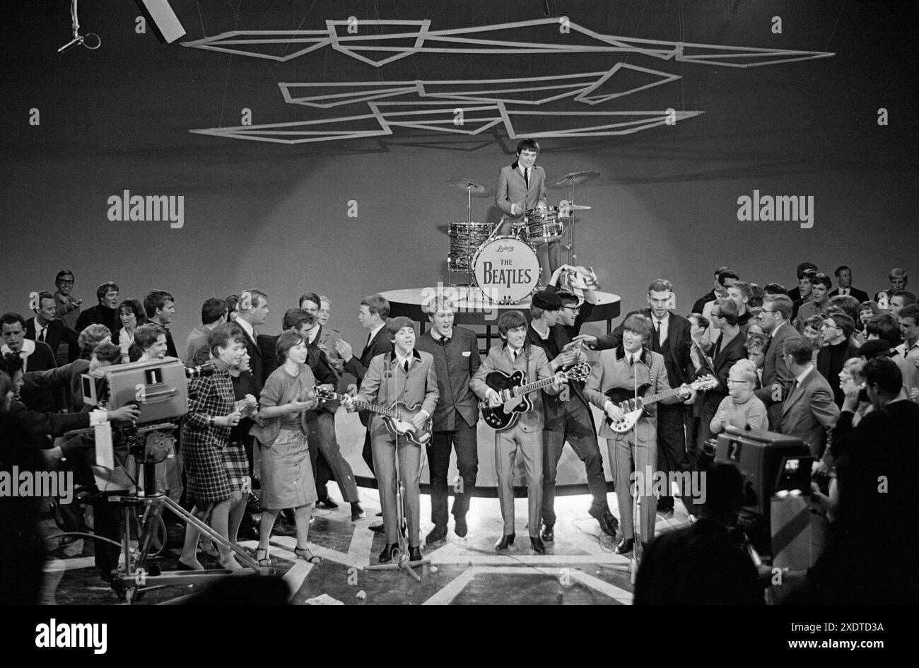 Die Beatles auf der Bühne – mit Schlagzeuger Jimmie Nicol, der Ringo Starr vorübergehend ersetzt – in einem Fernsehstudio in Treslong, Niederlande. Juni 1964 Stockfoto