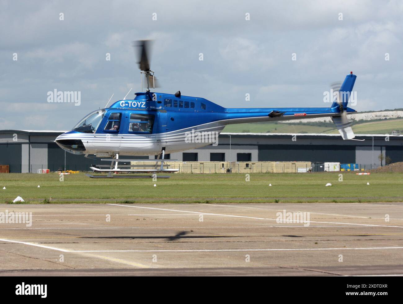 Ein Bell 206B Jetranger Hubschrauber von Northumbria Helicopters startet an der Ausfahrt am Flughafen Brighton City Stockfoto