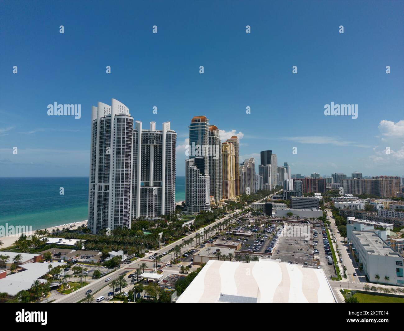 Blick aus der Vogelperspektive auf die Skyline von Sunny Isles Beach mit Hochhäusern entlang der Küste an klaren Tagen Stockfoto