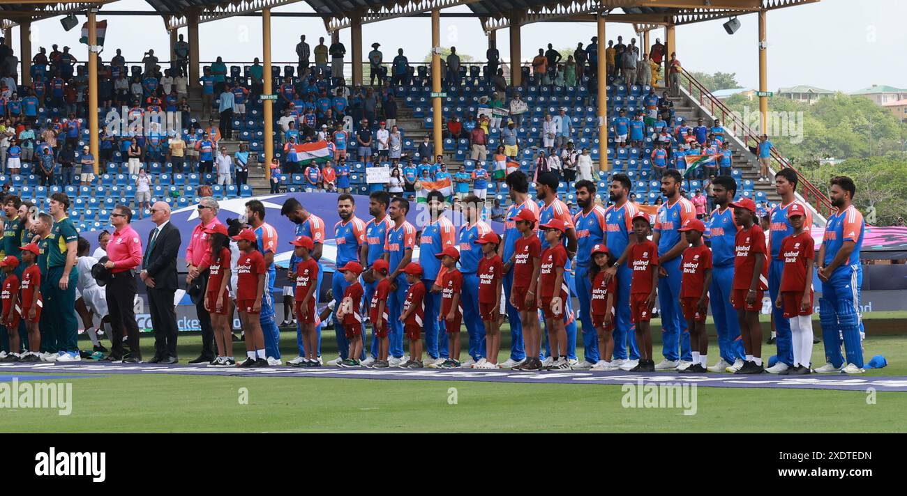 St. Lucia, Westindien. Juni 2024. ICC MÄNNER CRICKET T20 WORLD CUP 2024 INDIEN gegen AUATRALIA 51. Match Super 8 Gruppe 1. Australien entscheiden sich für eine Schüssel. Im Daren Sammy National Cricket Stadium, Gros Islet, St Lucia, West Indies. INDIEN 205 FÜR 5 VON 20 OVERS. AUSTRALIEN braucht 206 Runs im Bild: Indisches Team während der National Hymne Credit: Seshadri SUKUMAR/Alamy Live News Stockfoto