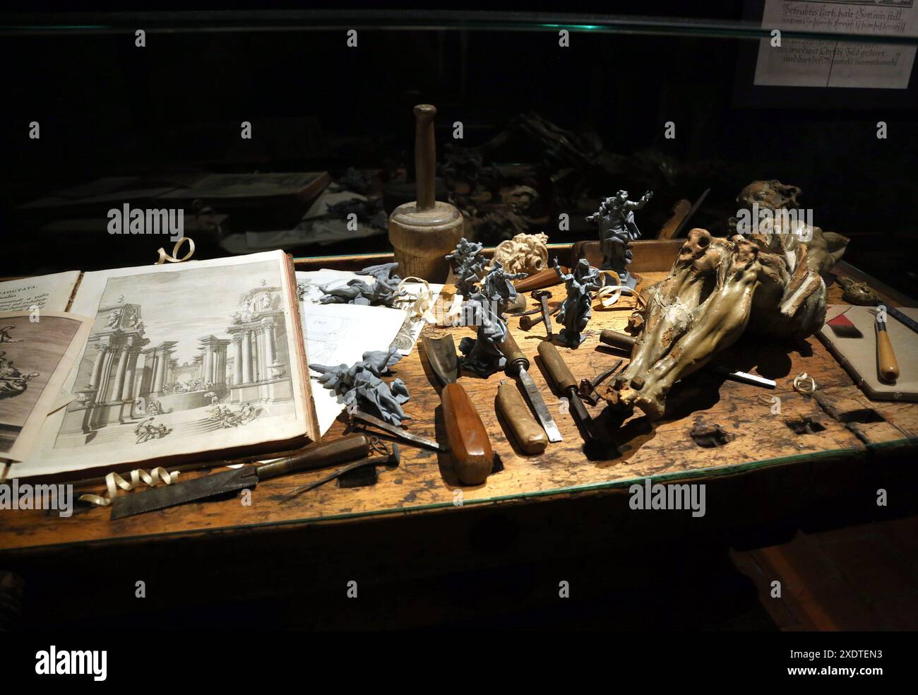 Krakau. Krakau. Polen. Tisch in der Werkstatt zur Restaurierung von Holzskulpturen. Stockfoto