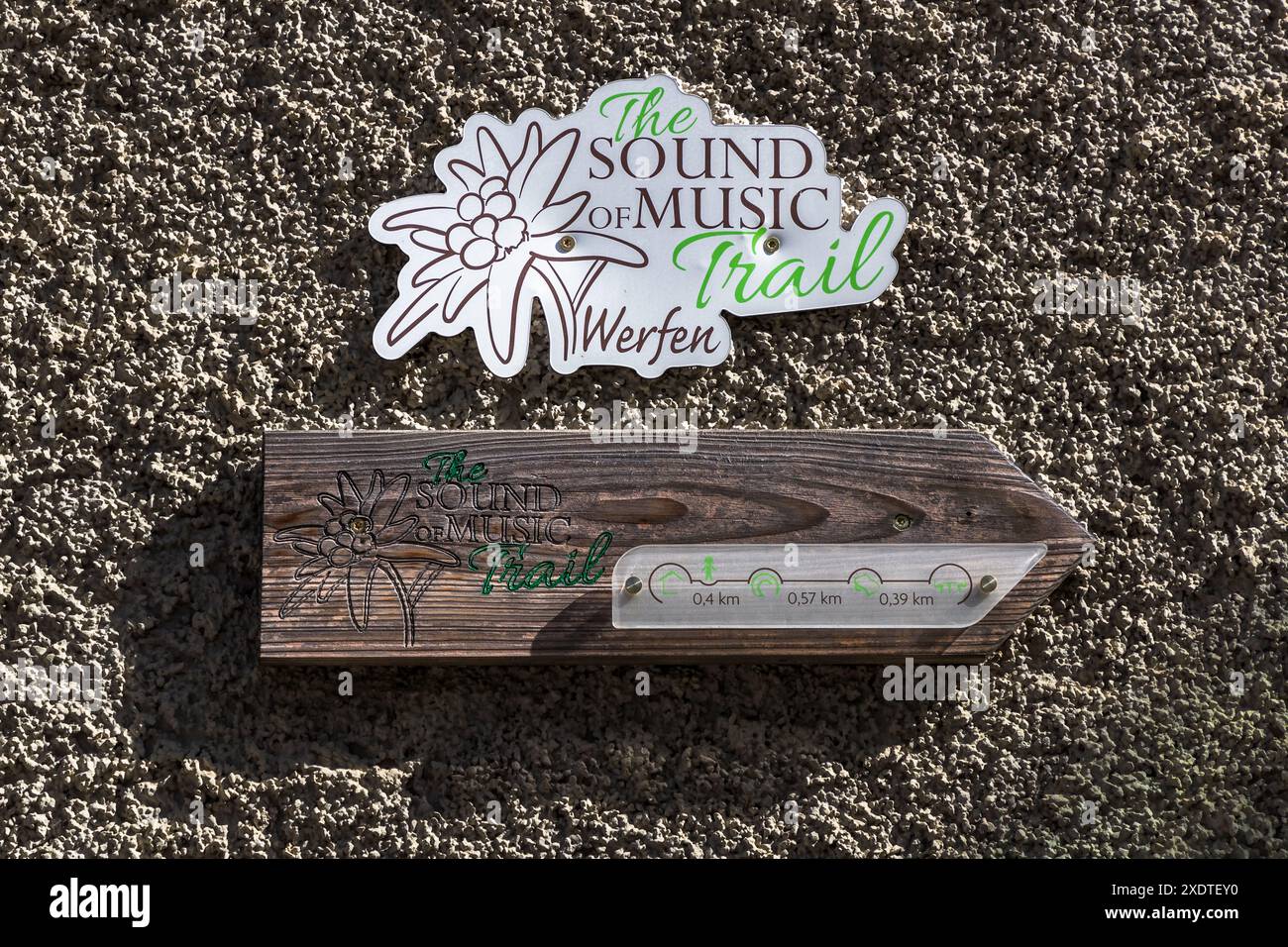 Ein Holzschild markiert den Start des Sound-of-Music-Pfades in Werfen, Salzburg, Österreich. Der etwa 1,4 Kilometer lange Weg führt zu der Wiese, auf der Julie Andrews im Film Der Klang der Musik von 1965 das Do-Re-Mi-Lied mit den Trapp-Kindern sang. Stockfoto