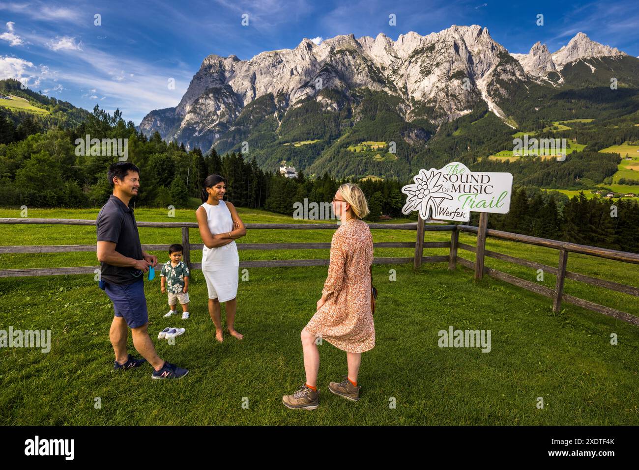 Sound of Music Trail. Reisejournalistin Angela Berg im Gespräch mit Fans von „The Sound of Music“. Das Paar mit ihrem Sohn kommt aus London. Die Leidenschaft für den Klassiker mit Julie Andrews und Christopher Plummer wurde von Mutter zu Tochter weitergegeben. Dielalmweg, Tenneck, Salzburg, Österreich Stockfoto