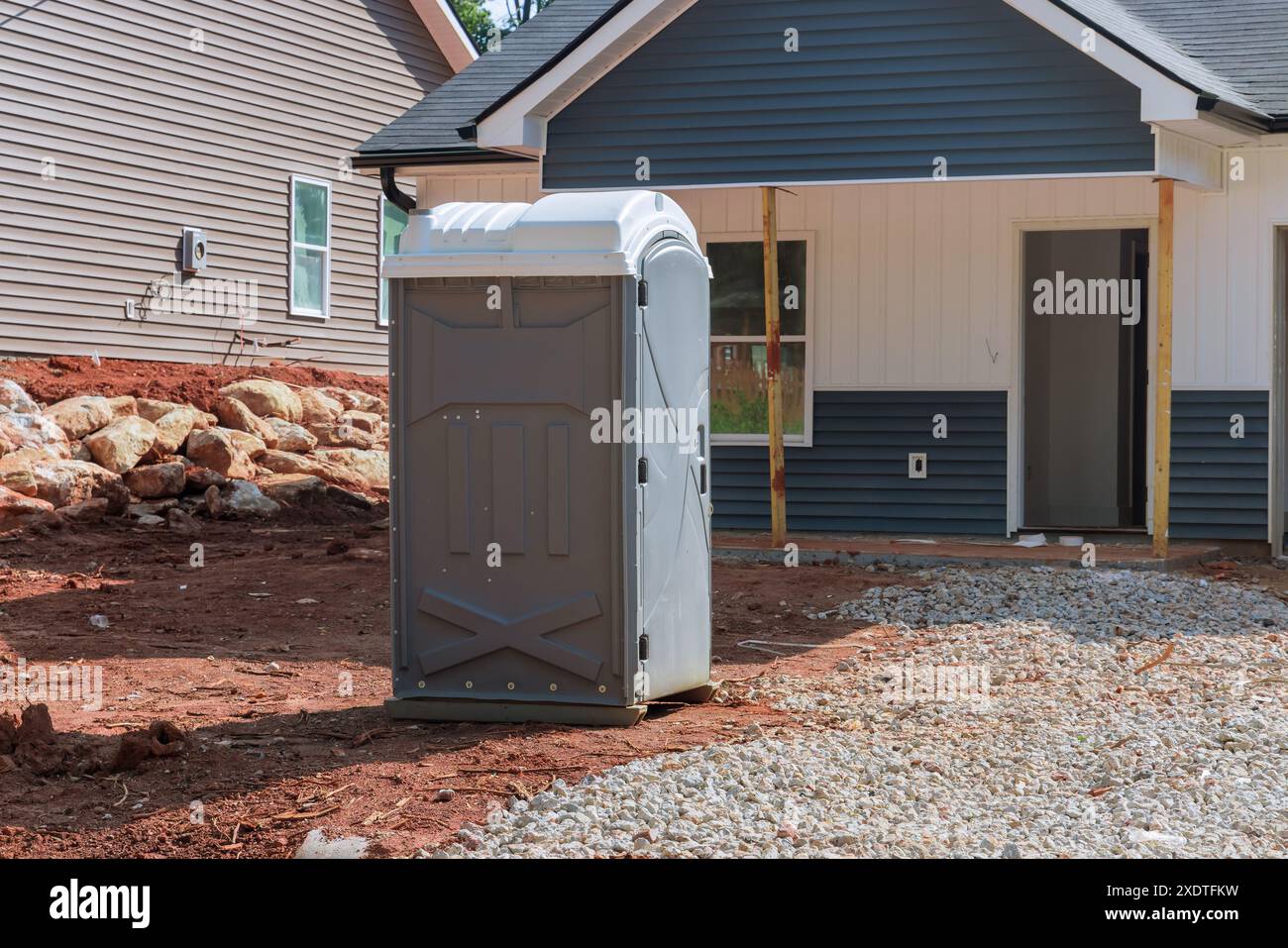 Tragbare mobile Bio-Toilettenkabinen aus Kunststoff befinden sich während des Hausbaus auf der Baustelle Stockfoto