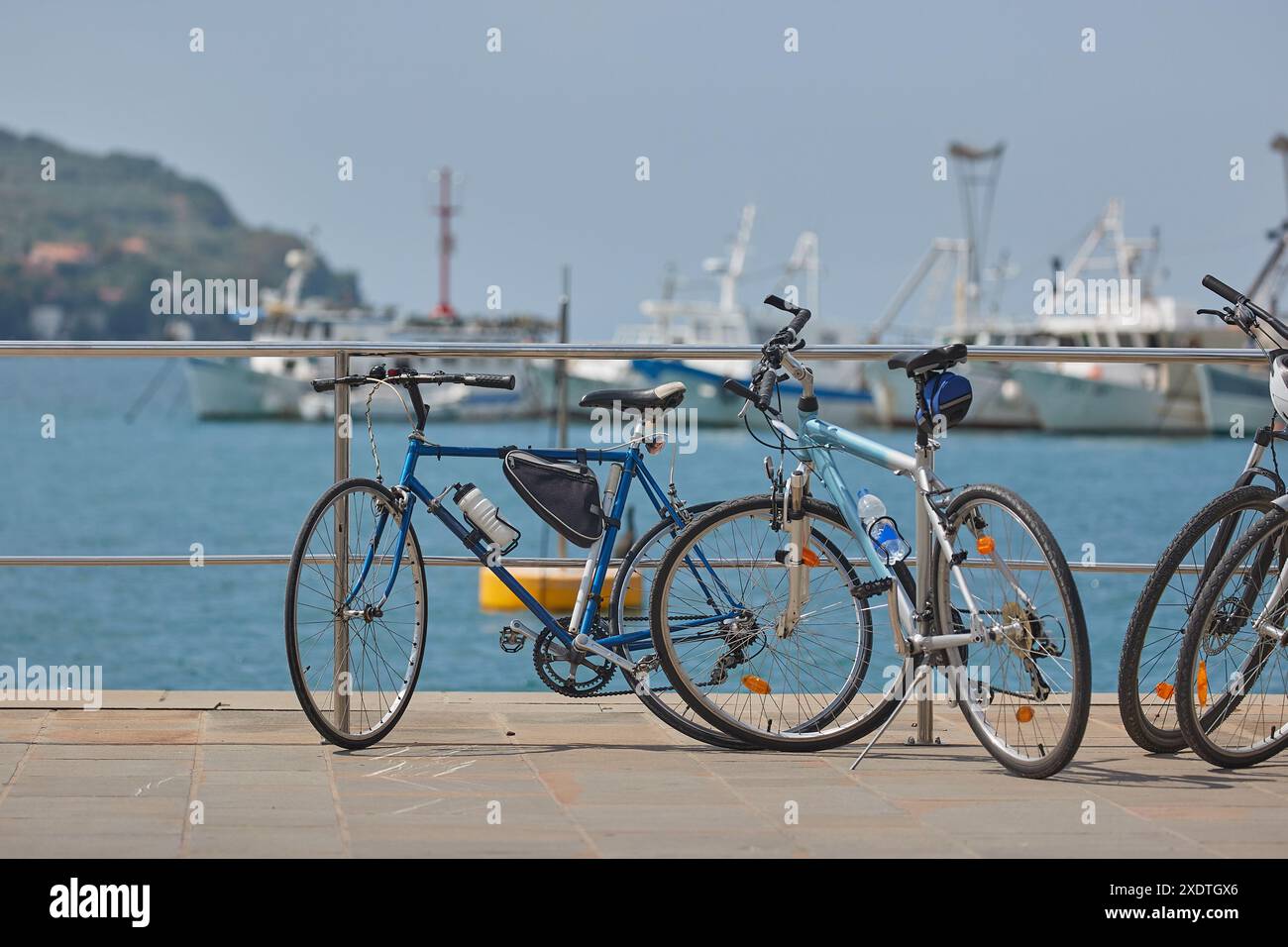 Im Sommer parkten Fahrräder am Meer Stockfoto