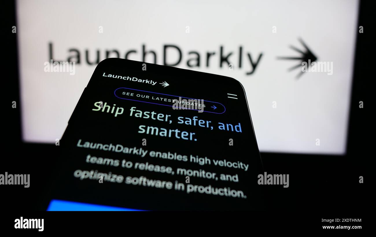 Mobiltelefon mit Website des US-Softwareunternehmens Catamorphic Co. (LaunchDarkly) vor dem Firmenlogo. Fokussieren Sie sich oben links auf der Telefonanzeige. Stockfoto