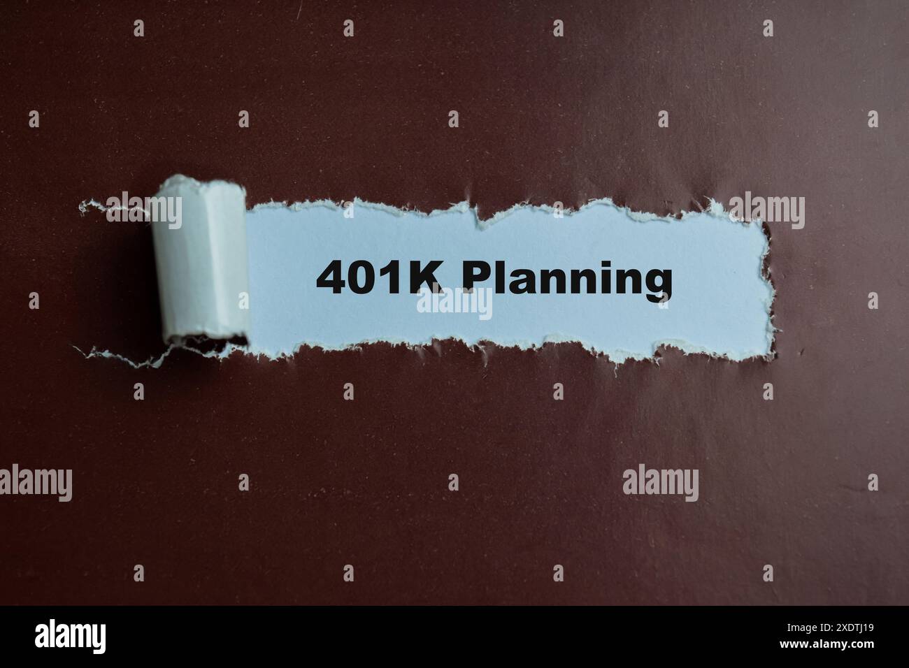 Konzept von 401K Planungstext in zerrissenem Papier. Stockfoto Konzept von 401K Planungstext in zerrissenem Papier. Stockfoto