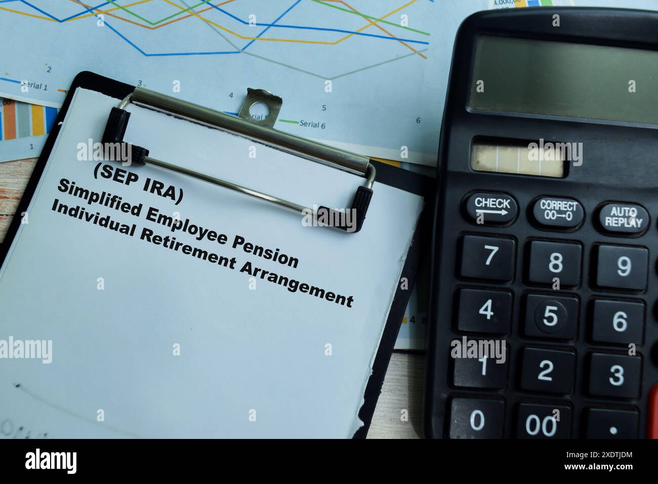 Konzept der SEP IRA - vereinfachte Mitarbeiterrente individuelle Reiseverordnung Schreiben auf Papiere isoliert auf hölzernem Hintergrund. Stockfoto Konzept der SEP IRA - vereinfachte Mitarbeiterrente individuelle Reiseverordnung Schreiben auf Papiere isoliert auf hölzernem Hintergrund. Stockfoto