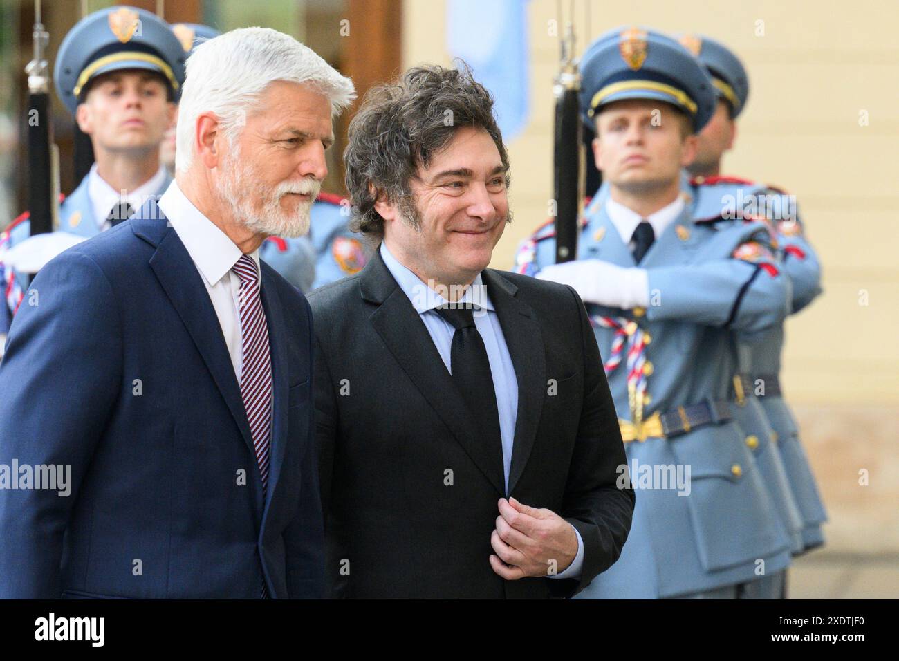 Praha, Tschechische Republik. Juni 2024. Der tschechische Präsident Petr Pavel (links) begrüßt den argentinischen Präsidenten Javier Milei (rechts) am 24. Juni 2024 in der Prager Burg in der Tschechischen Republik. Quelle: Michal Kamaryt/CTK Photo/Alamy Live News Stockfoto