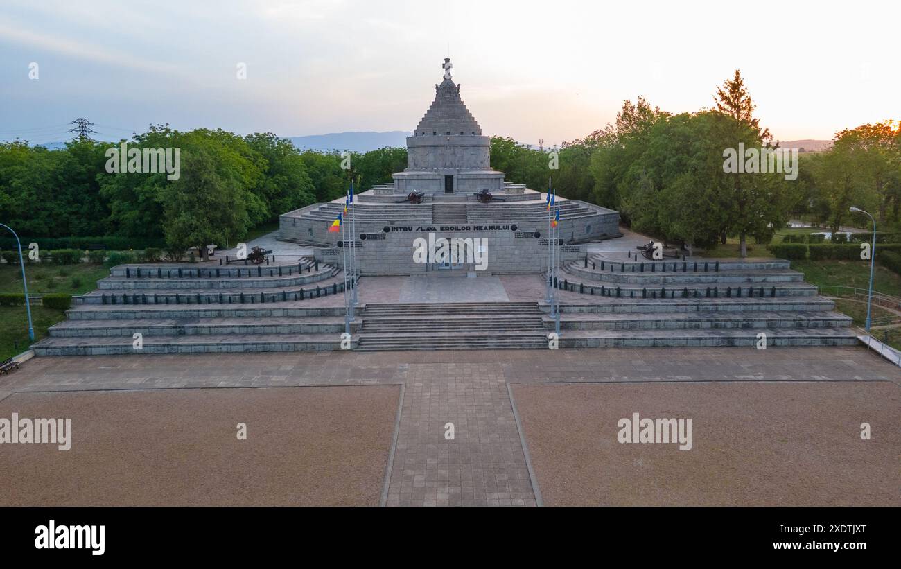 Luftaufnahme des Mausoleums der Helden des Ersten Weltkriegs aus Marasesti, Rumänien. Die Fotografie wurde von einer Drohne in einer höheren Höhe bei Sonnenuntergang aufgenommen Stockfoto