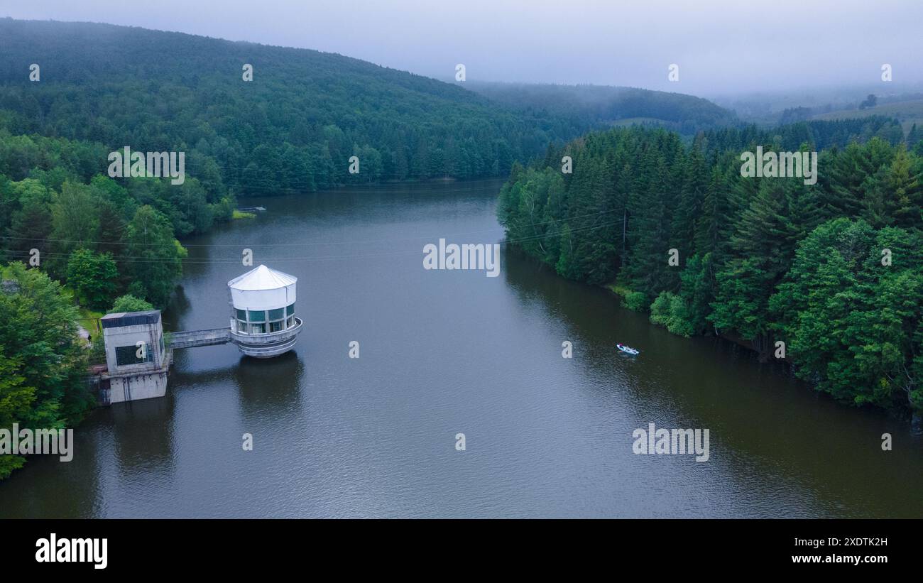 Aus der Vogelperspektive auf einen See in den Bergen mit einem Ruderboot. Die Fotografie wurde von einer Drohne in einer höheren Höhe mit Kameraebene für ein Panorama-V aufgenommen Stockfoto