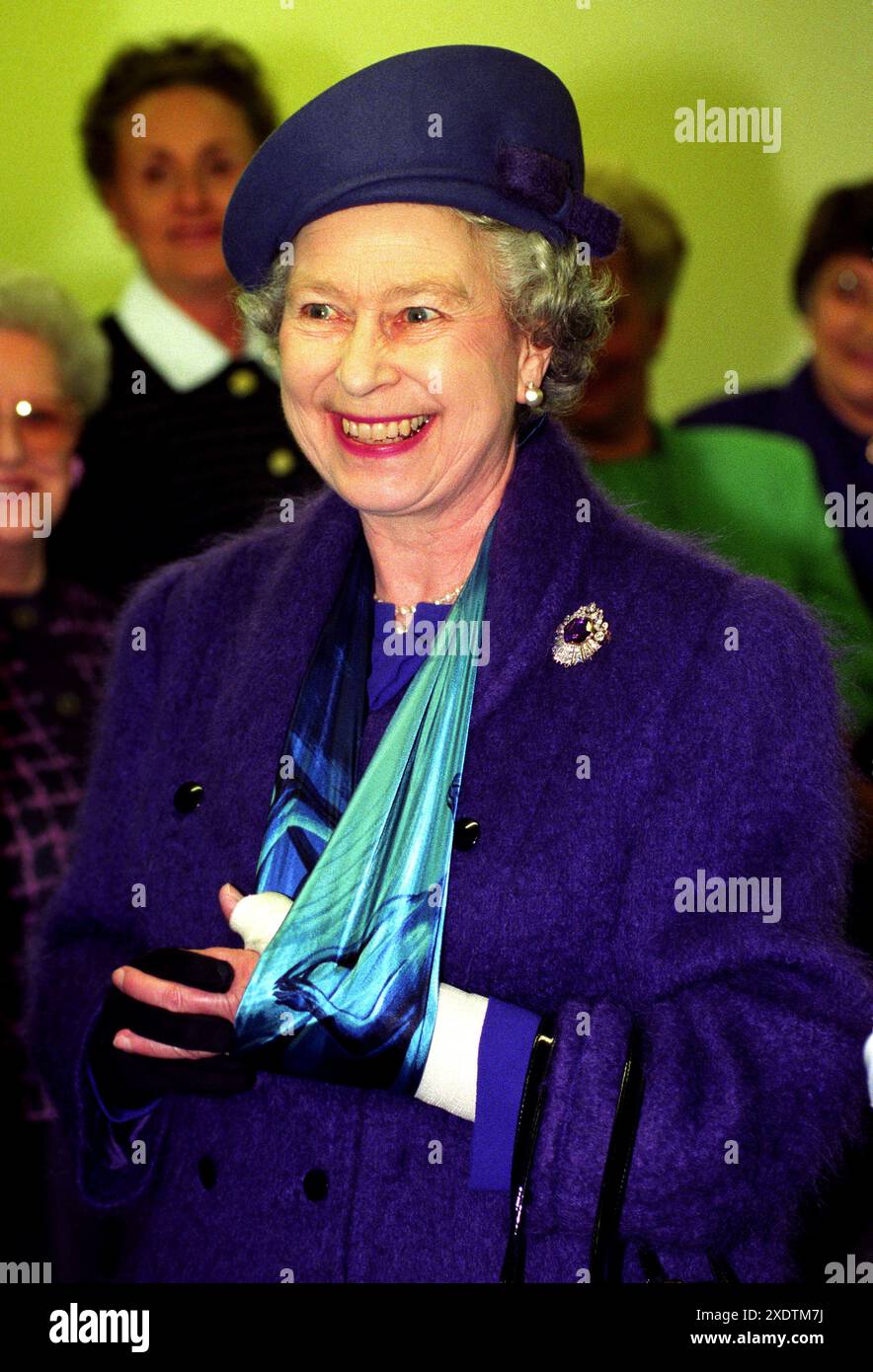 Aktenfoto vom 08/02/94 von Königin Elisabeth II. Während eines Besuchs im Rehabilitationsflügel des Mount Vernon Hospital in Northwood, Middlesex, mit dem Arm noch in einer Schlinge, verletzt, als sie von einem Pferd fiel. Ausgabedatum: Montag, 24. Juni 2024. Stockfoto