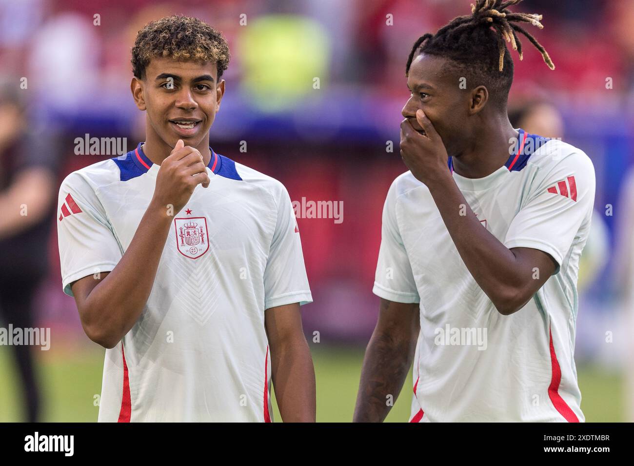 Düsseldorf Arena, Düsseldorf, Deutschland. Juni 2024. Euro 2024 Gruppe B Fußball, Albanien gegen Spanien; Lamine Yamal (ESP), Nico Williams (ESP) warm Up Credit: Action Plus Sports/Alamy Live News Stockfoto