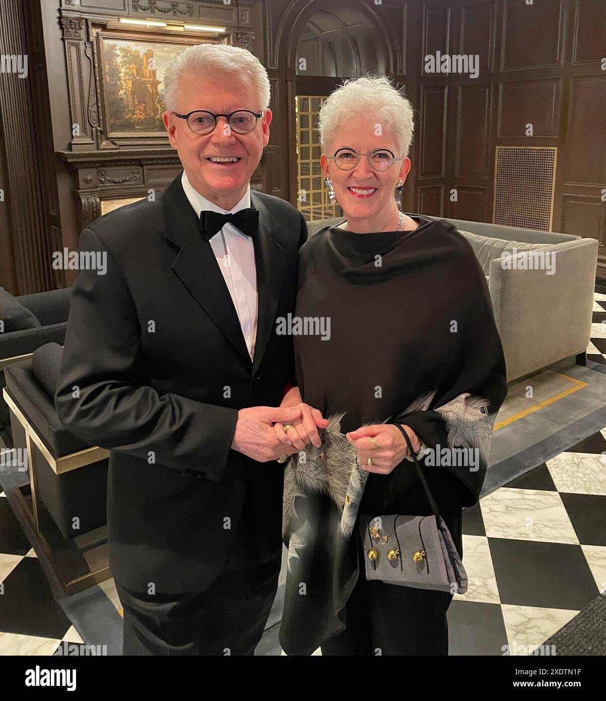 Gut gekleidete Seniorenpaare posieren für aPhotgraph in ihrer Co-Cop-Lobby, Murray Hill, Manhattan, New York City, USA Stockfoto