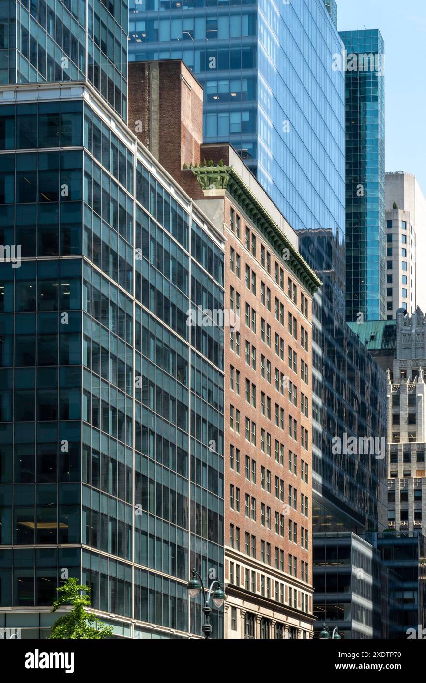 Wolkenkratzer und Bürogebäude säumen die Madison Avenue in Midtown Manhattan, 2024, New York City, USA Stockfoto