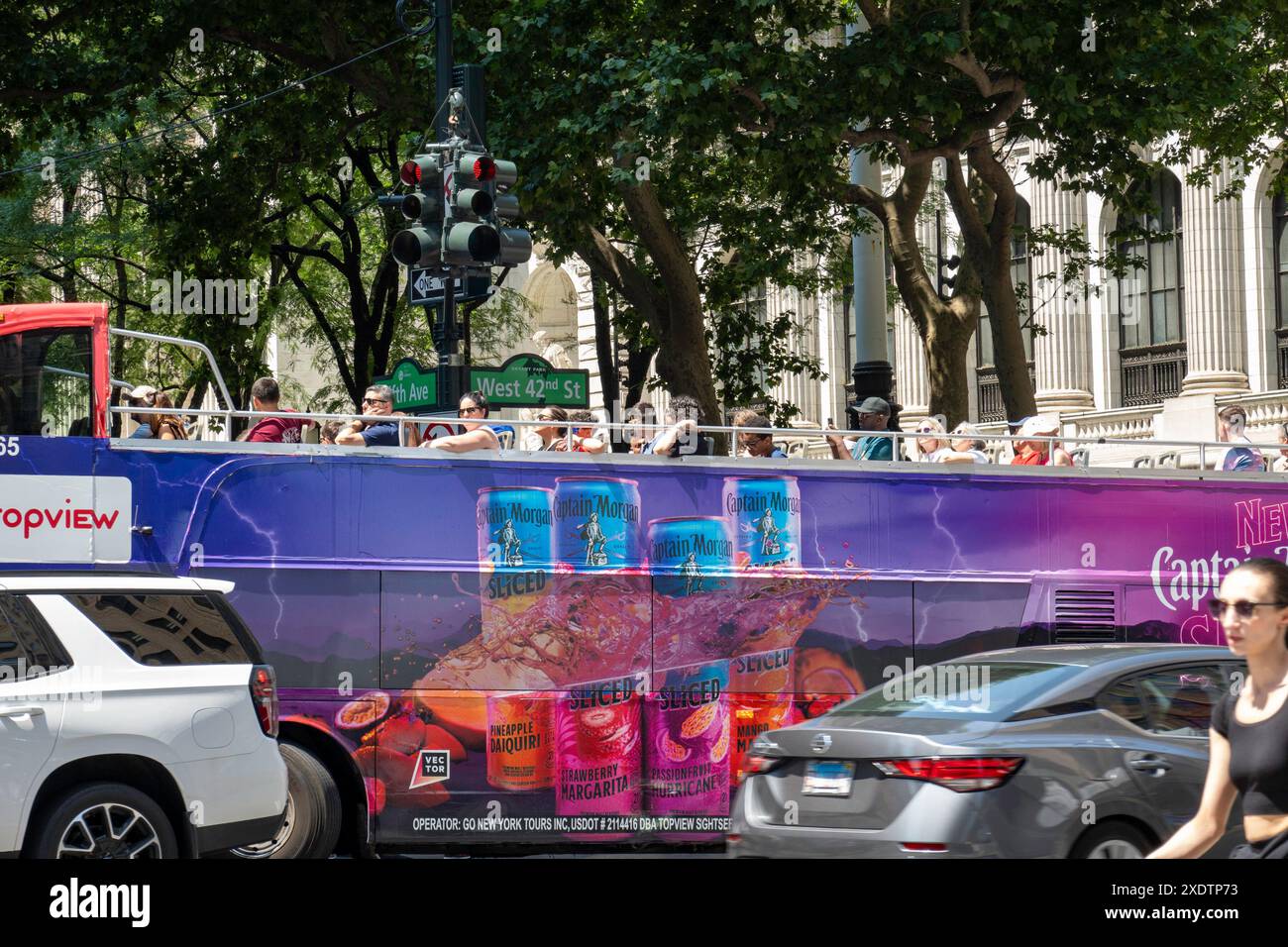 Doppeldeckerbus an der Kreuzung Fifth Avenue und 42nd Street, 2024, New York City, USA Stockfoto