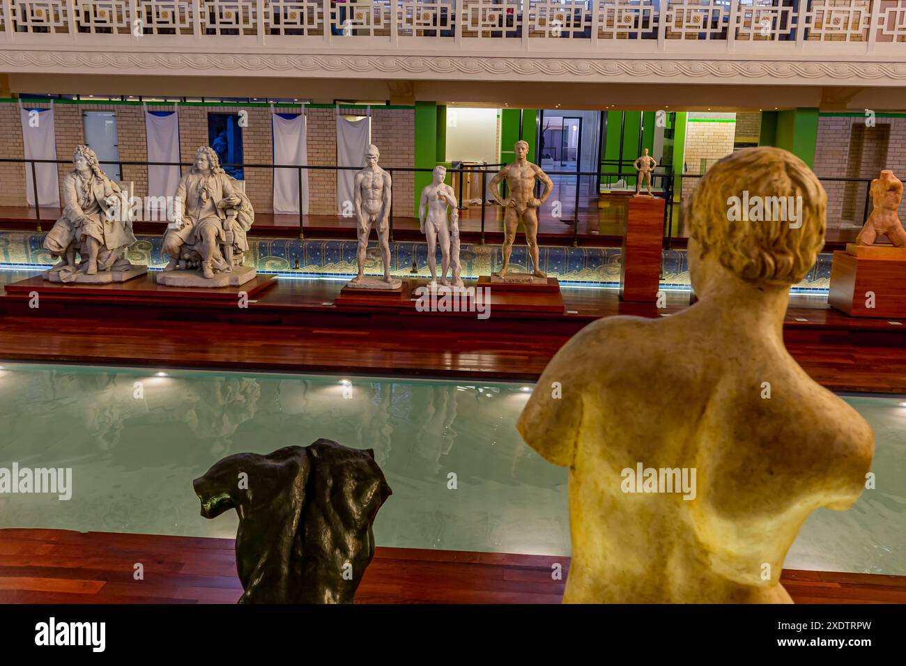 ROUBAIX, FRANKREICH, 14. JUNI 2024 : Innenräume Art déco Dekore und Skulpturen des olympischen Schwimmbades La Piscine, erbaut im Jahr 1927 von den Lille Archi Stockfoto