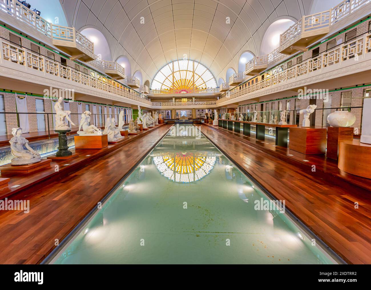 ROUBAIX, FRANKREICH, 14. JUNI 2024 : Innenräume Art déco Dekore und Skulpturen des olympischen Schwimmbades La Piscine, erbaut im Jahr 1927 von den Lille Archi Stockfoto