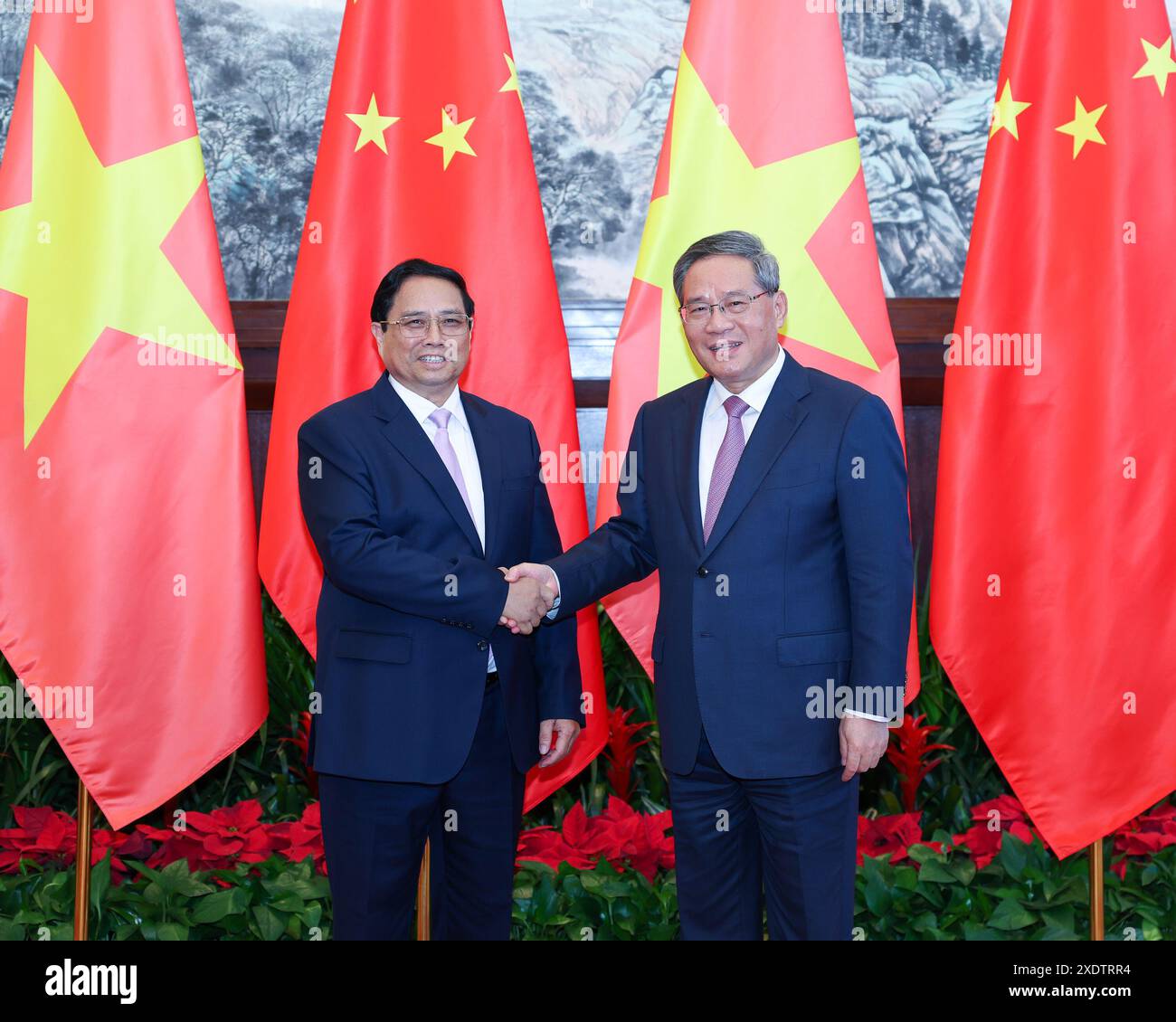 Dalian, Chinas Provinz Liaoning. Juni 2024. Der chinesische Ministerpräsident Li Qiang trifft sich am 24. Juni 2024 mit dem vietnamesischen Premierminister Pham Minh Chinh in Dalian, nordöstlicher Provinz Liaoning. Quelle: Liu Bin/Xinhua/Alamy Live News Stockfoto