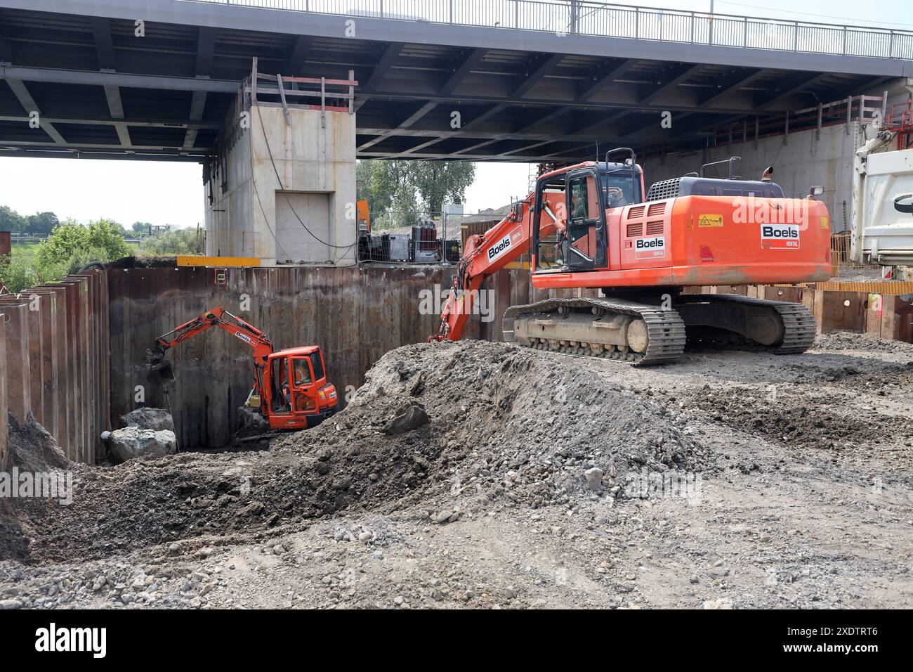 BAUFELD für den Brückenbau auf einer Baustelle an der Karl-Lehr-Brücke in Duisburg ist ein großes Baufeld mit zahlreichen schweren Baumaschinen wie Bagger und Radlader zu sehen. Des weiteren werden große Erdbewegungen ausgeführt und Fundamente für die spätere Verschiebung der Brücke zum endgültigen Standort gebaut. Sondierungsarbeiten statt, um alte Kampfmittel rechtzeitig zu erkennen. Duisburg Nordrhein-Westfalen Deutschland Ruhrort *** Baustelle für den Brückenbau Eine große Baustelle mit zahlreichen schweren Baumaschinen wie Baggern und Whee Stockfoto