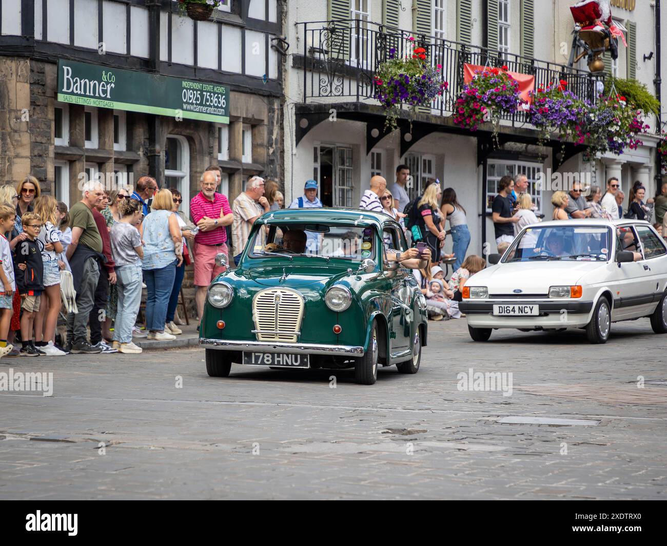 Lymm Village, Cheshire, England   23. Juni 2024   Lymm Village ließ seine jährliche Kavalkade historischer Fahrzeuge durch seine Straßen fahren. Der Drive endete auf dem May Queen Field, das für die Öffentlichkeit zugänglich war. Über 450 klassische Autos, darunter Militärfahrzeuge wie Panzer und Jeeps, amerikanische Fahrzeuge und Motorräder, wurden ausgestellt. Quelle: John Hopkins/Alamy Live News Stockfoto