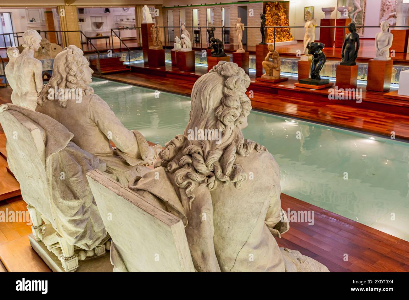 ROUBAIX, FRANKREICH, 14. JUNI 2024 : Innenräume Art déco Dekore und Skulpturen des olympischen Schwimmbades La Piscine, erbaut im Jahr 1927 von den Lille Archi Stockfoto