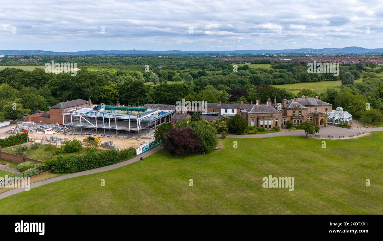 Ein Blick aus der Vogelperspektive des Preston Hall Museum and Grounds, Stockton on Tees, England, zeigt die Entwicklung eines innovativen neuen, zweistöckigen Ausstellungszentrums, das durch das Nivellierungsprogramm der konservativen Regierung finanziert wird. Preston 'Park' ist ein 100 Hektar großer öffentlicher Bereich, der jedes Jahr mehrere Veranstaltungen ausrichtet und sich am Montag, den 24. Juni 2024, neben dem River Tees befindet. (Foto: Mark Fletcher | MI News) Credit: MI News & Sport /Alamy Live News Stockfoto