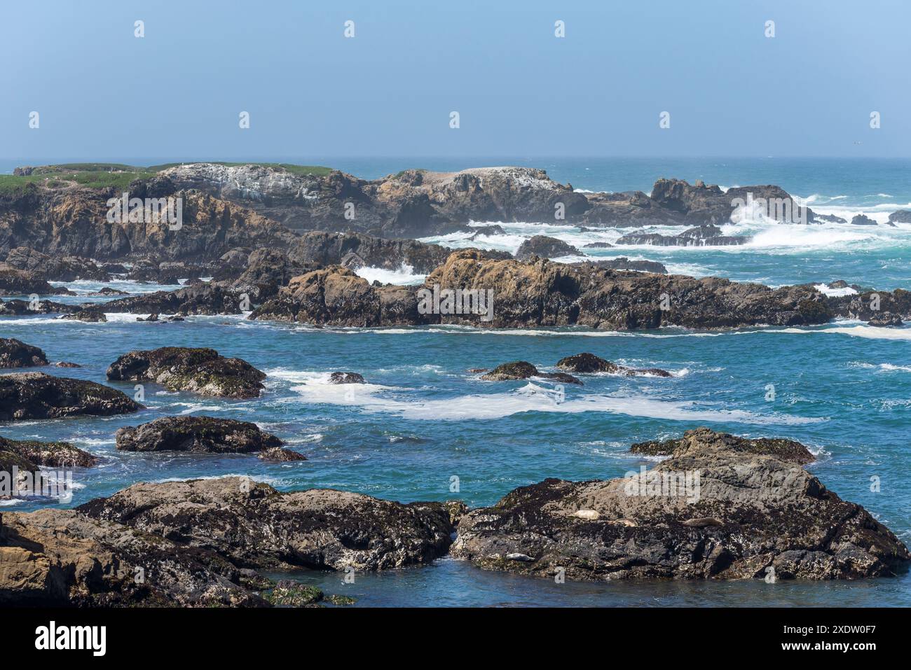 Blick von oben auf Glass Beach. Fort Bragg, Kalifornien. Stockfoto