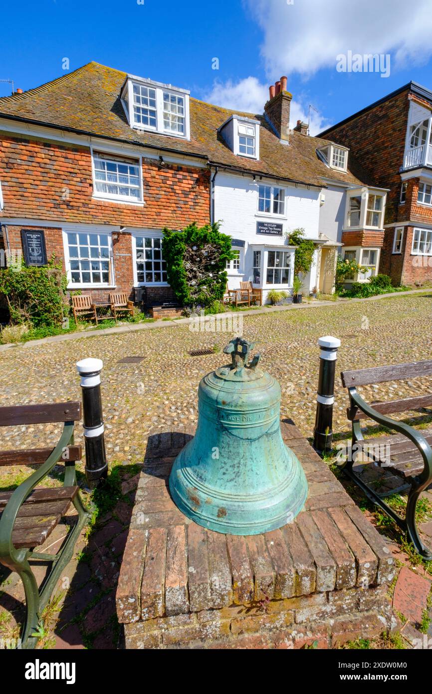 Watchbell Street, Rye, East Sussex, Großbritannien. Alte Glocke von 1740 Stockfoto