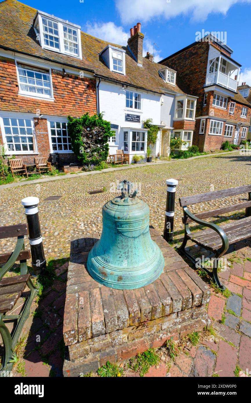 Watchbell Street, Rye, East Sussex, Großbritannien. Alte Glocke von 1740 Stockfoto