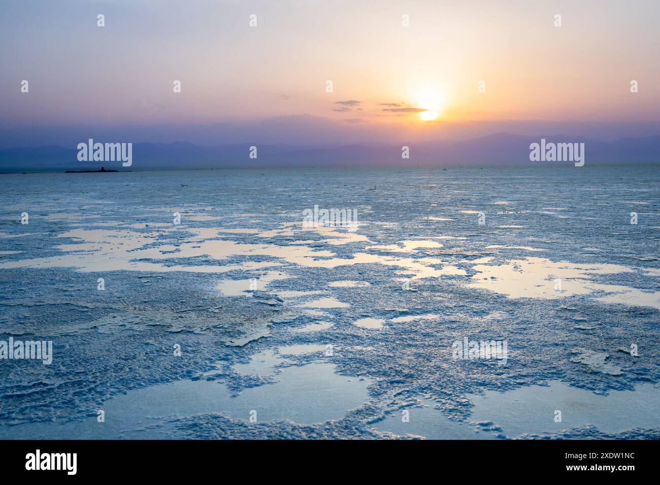 Sonnenuntergang über der Oberfläche des äthiopischen Karum-Salzsees, Wüste der Danakil-Depression, Region Afar, Äthiopien Stockfoto