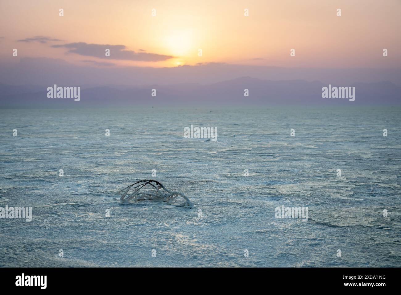 Sonnenuntergang über der Oberfläche des äthiopischen Karum-Salzsees, Wüste der Danakil-Depression, Region Afar, Äthiopien Stockfoto