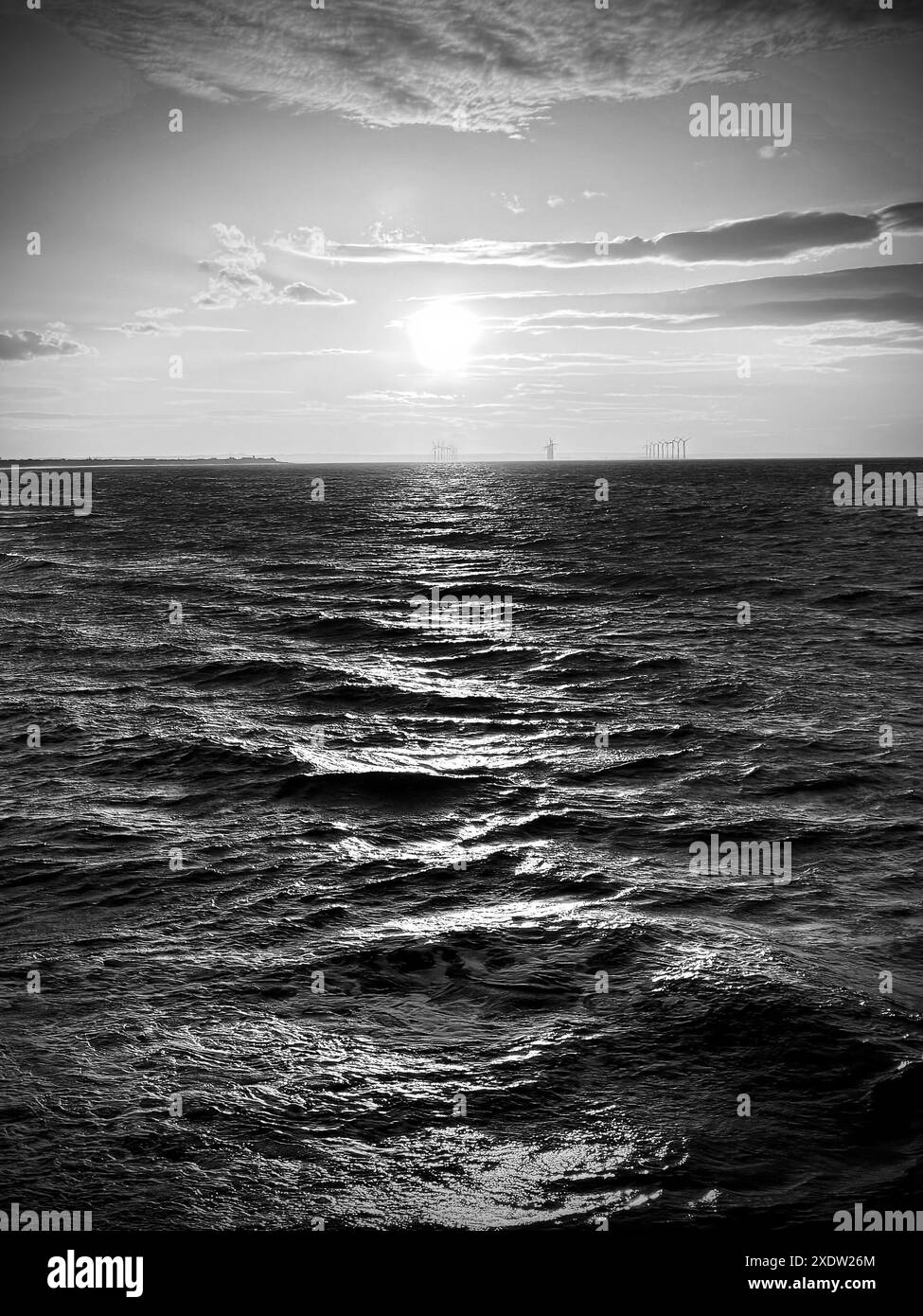 Sonnenuntergang an der Nordostküste mit dem Tees Estuary und Teesside Offshore Wind Farm in der Ferne. Quelle: James Hind/Alamy. Stockfoto