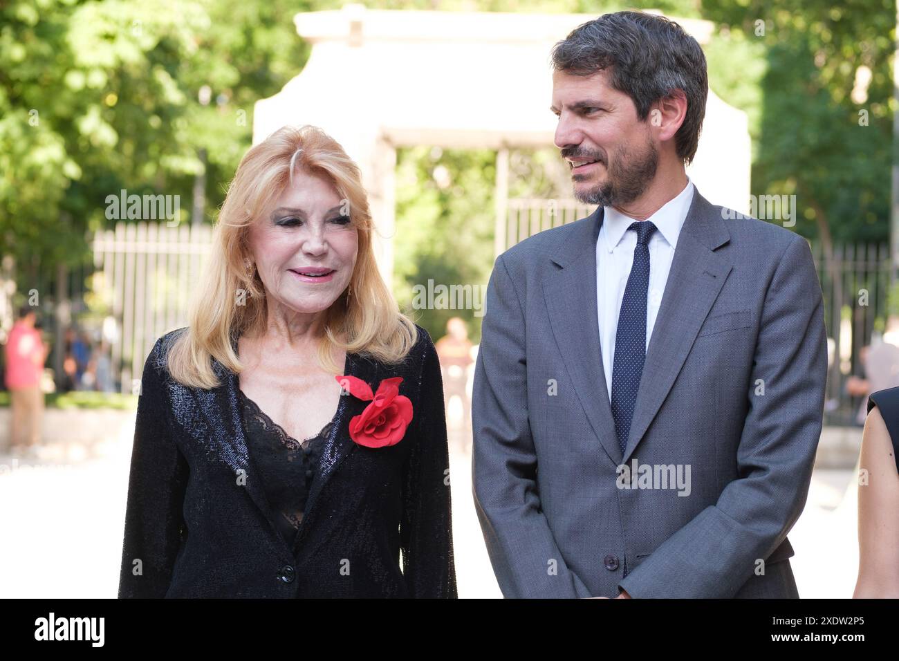 Ernest Urtasun und Baroness Thyssen, Carmen Cervera nehmen am 2. Juni an der Eröffnung der Ausstellung Kolonialgedenken in den Sammlungen Thyssen-bornemisza Teil Stockfoto