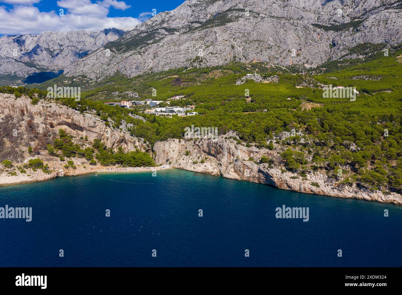 Wunderschöne Küste aus der Vogelperspektive in der Nähe der Stadt Makarska, Dalmatien, Kroatien. Makarska Riviera, berühmter und touristischer Ort in Europa Stockfoto