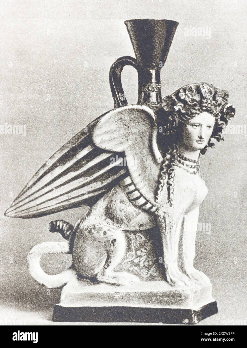 Altgriechische figurative Tongefäße für Toilettenöl in Form einer Sphinx aus Phanagoria. Fotografie aus der Mitte des 20. Jahrhunderts. Stockfoto