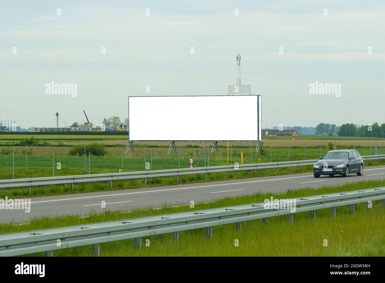 Tarnow, Polen - 19. Mai 2023: Eine große Plakatwand, die an der Seite einer stark befahrenen Autobahn sichtbar ist und die Aufmerksamkeit von vorbeifahrenden Fahrern und Co. Auf sich zieht Stockfoto