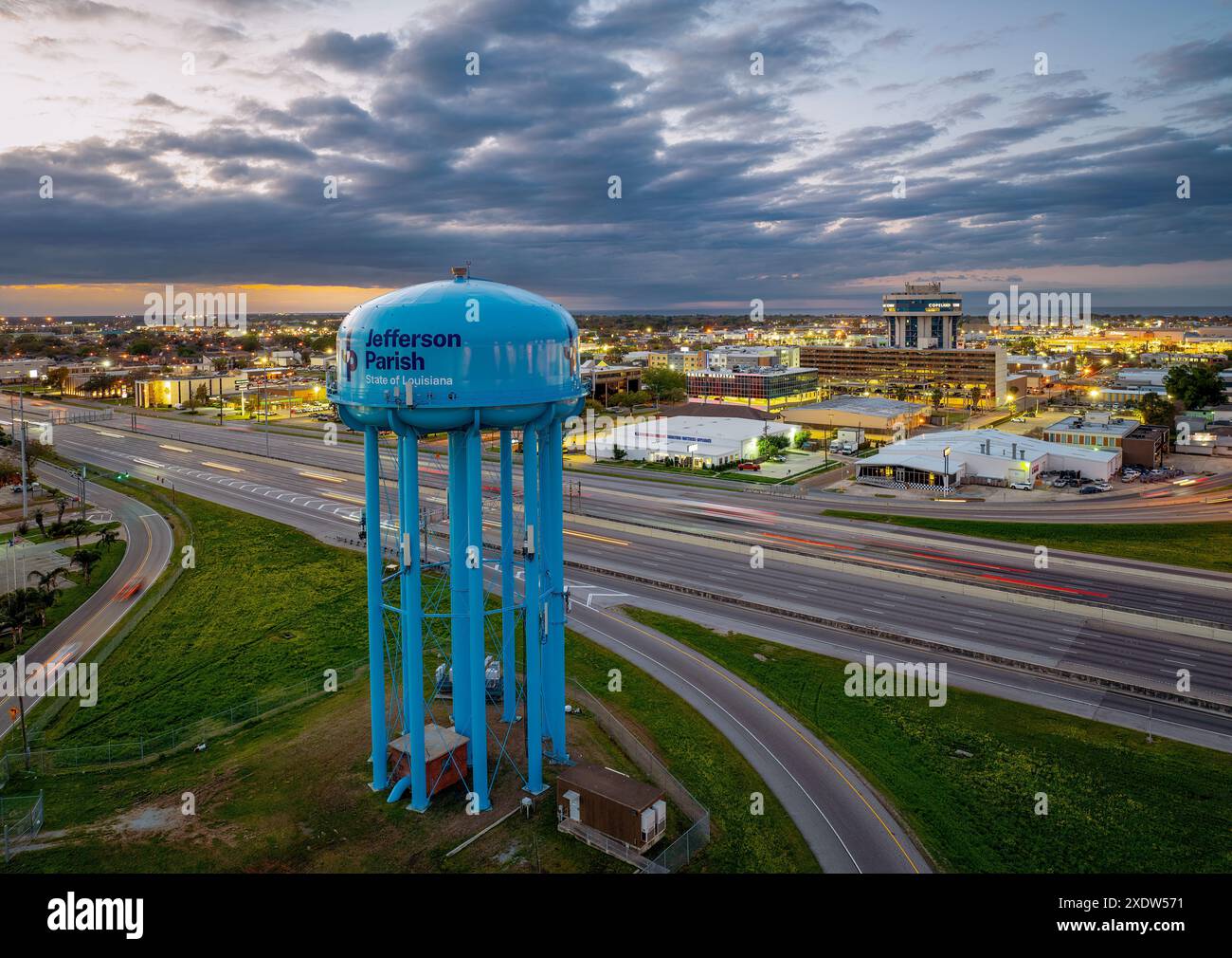 Wir nehmen Gewitterwolken auf, die nach Jefferson Parish, Louisiana kommen. Stockfoto