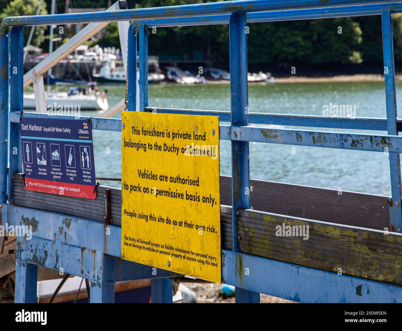 Herzogtum Cornwall Informationsschild auf einer gelben Metallplatte vor einer Uferpromenade mit Anweisungen und Warnungen. Dittisham Devon UK Stockfoto