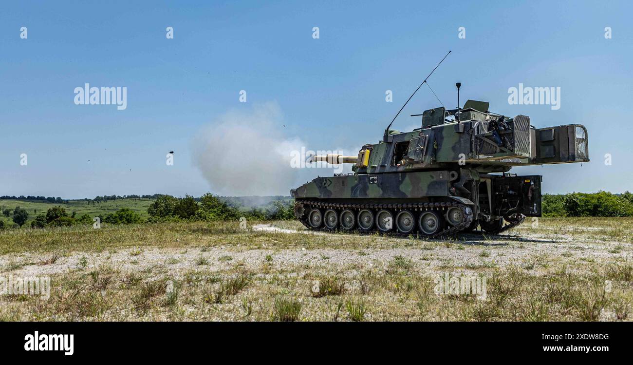 Mitglieder der Kentucky National Guard Field Artillery Einheit absolvieren ihre Paladine Live Fire Zertifizierung am 16. Juni 2024 in Fort Knox, Kentucky. Stockfoto