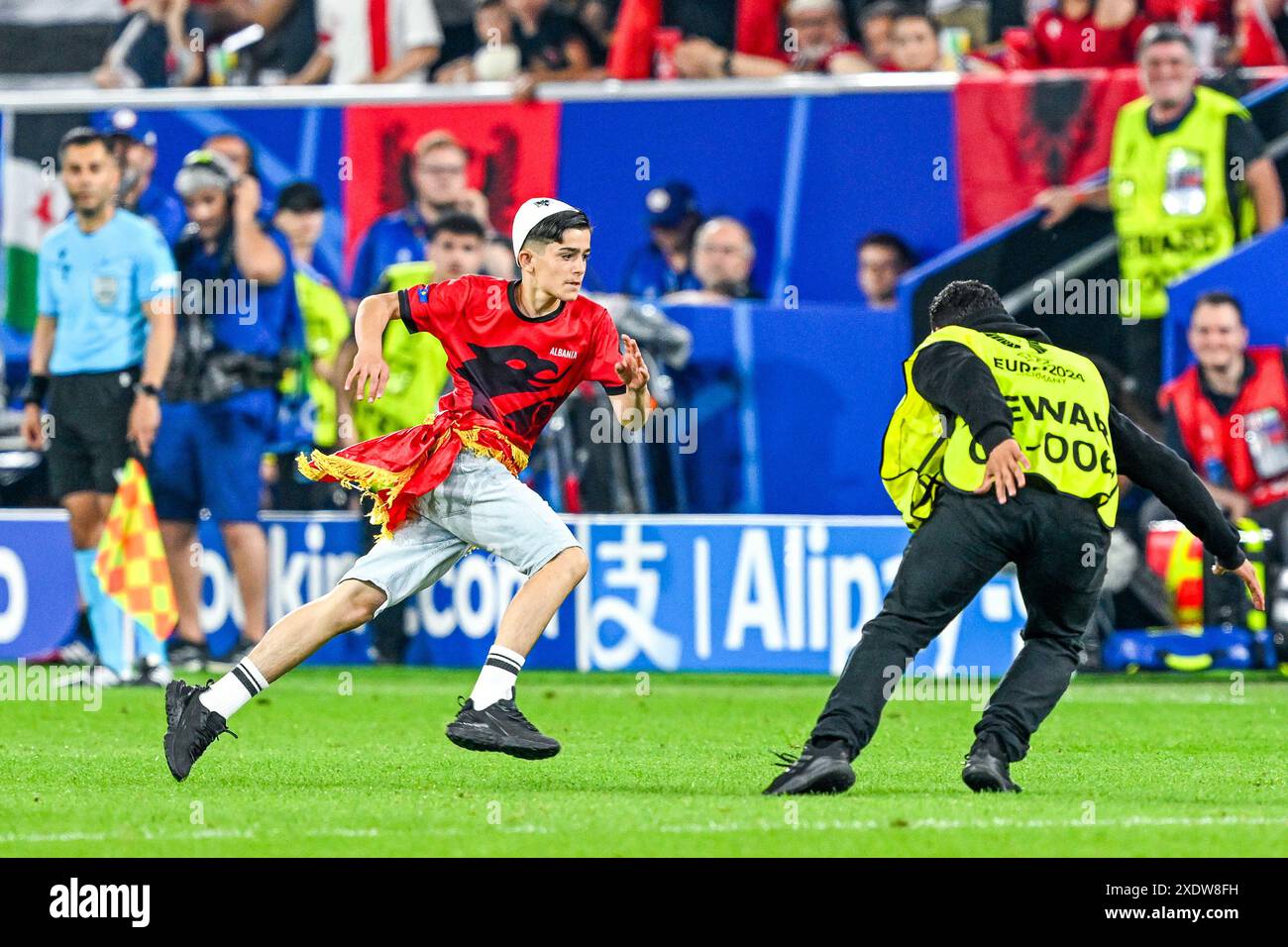 Düsseldorf, Deutschland. Juni 2024. Junger Eindringling aus Albanien mit Steward während eines Fußballspiels zwischen den Nationalmannschaften Albaniens und Spaniens am dritten Spieltag in der Gruppe B in der Gruppenphase der UEFA Euro 2024, am Montag, den 24. Juni 2024 in Düsseldorf. Quelle: Sportpix/Alamy Live News Stockfoto