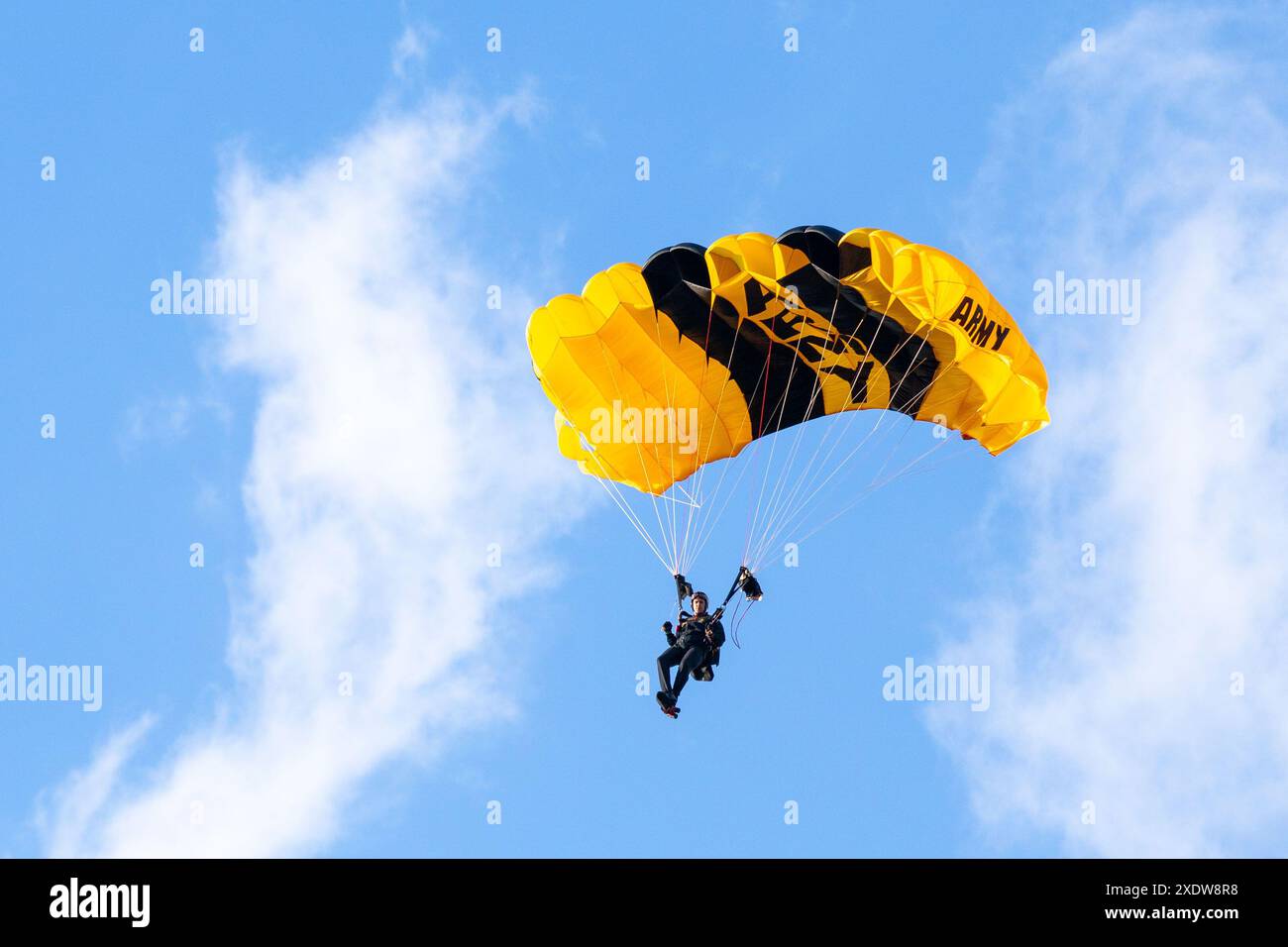 Soldaten mit dem 3. US-Infanterieregiment (The Old Guard) und der US Army Band Pershing’s Own treten am 12. Juni 2024 auf dem Summerall Field in der Joint Base Myer-Henderson Hall auf. Die Veranstaltung feierte den 249. Geburtstag der U.S. Army und zeigte einen Eingang des U.S. Army Parachute Teams, The Golden Knights. Die Zeremonie wurde von der ehrenwerten Christine Wormuth, Sekretärin der Armee, General Randy A. George, 41. Stabschef der Armee, und Sergeant Major der Armee Michael R. Weimer geleitet. (Foto der US-Armee von Sgt. Ethan Scofield) Stockfoto