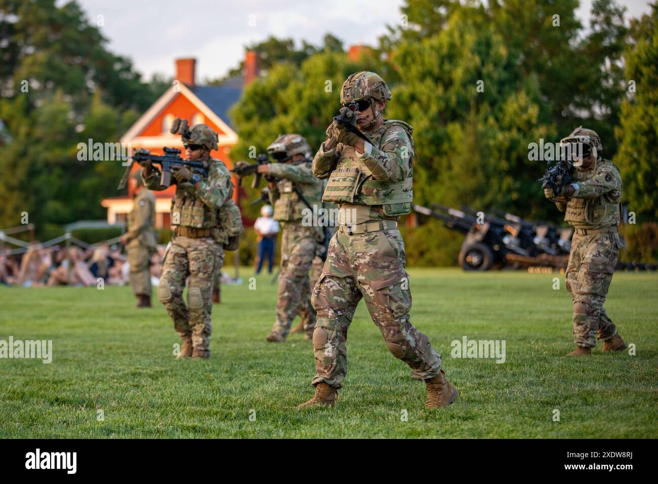 Soldaten mit dem 3. US-Infanterieregiment (The Old Guard) und der US Army Band Pershing’s Own treten am 12. Juni 2024 auf dem Summerall Field in der Joint Base Myer-Henderson Hall auf. Die Veranstaltung feierte den 249. Geburtstag der U.S. Army und zeigte einen Eingang des U.S. Army Parachute Teams, The Golden Knights. Die Zeremonie wurde von der ehrenwerten Christine Wormuth, Sekretärin der Armee, General Randy A. George, 41. Stabschef der Armee, und Sergeant Major der Armee Michael R. Weimer geleitet. (Foto der US-Armee von Sgt. Ethan Scofield) Stockfoto