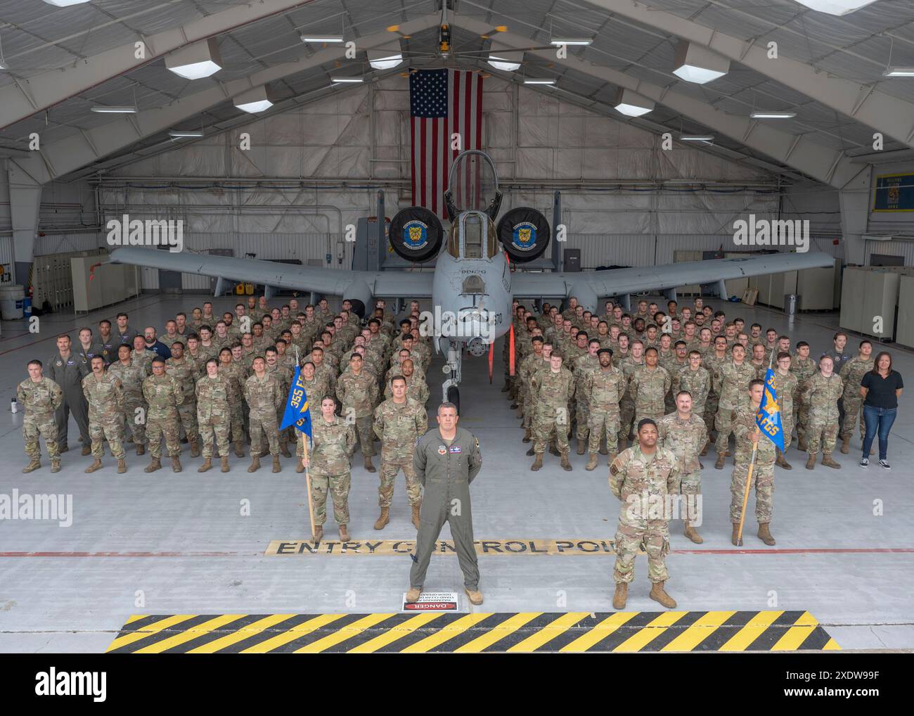 Die 354th Fighter Squadron posiert für ein Gruppenfoto auf der Davis-Monthan Air Force Base, Ariz, 24. Juni 2024. Dies war das letzte Mal, dass der 354. Für ein Gruppenfoto posierte, weil die Staffel inaktiviert war. (Foto der U.S. Air Force von Airman 1st Class William Finn V) Stockfoto