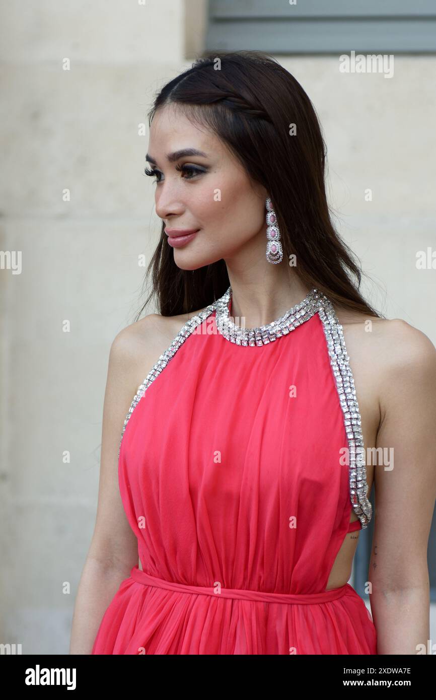 Pléthore d' influenceuses se sont rendues au défilé Giambattista Valli, la Place Vendôme s'EST transformé en Studio de prises de vues avant le défilé Stockfoto