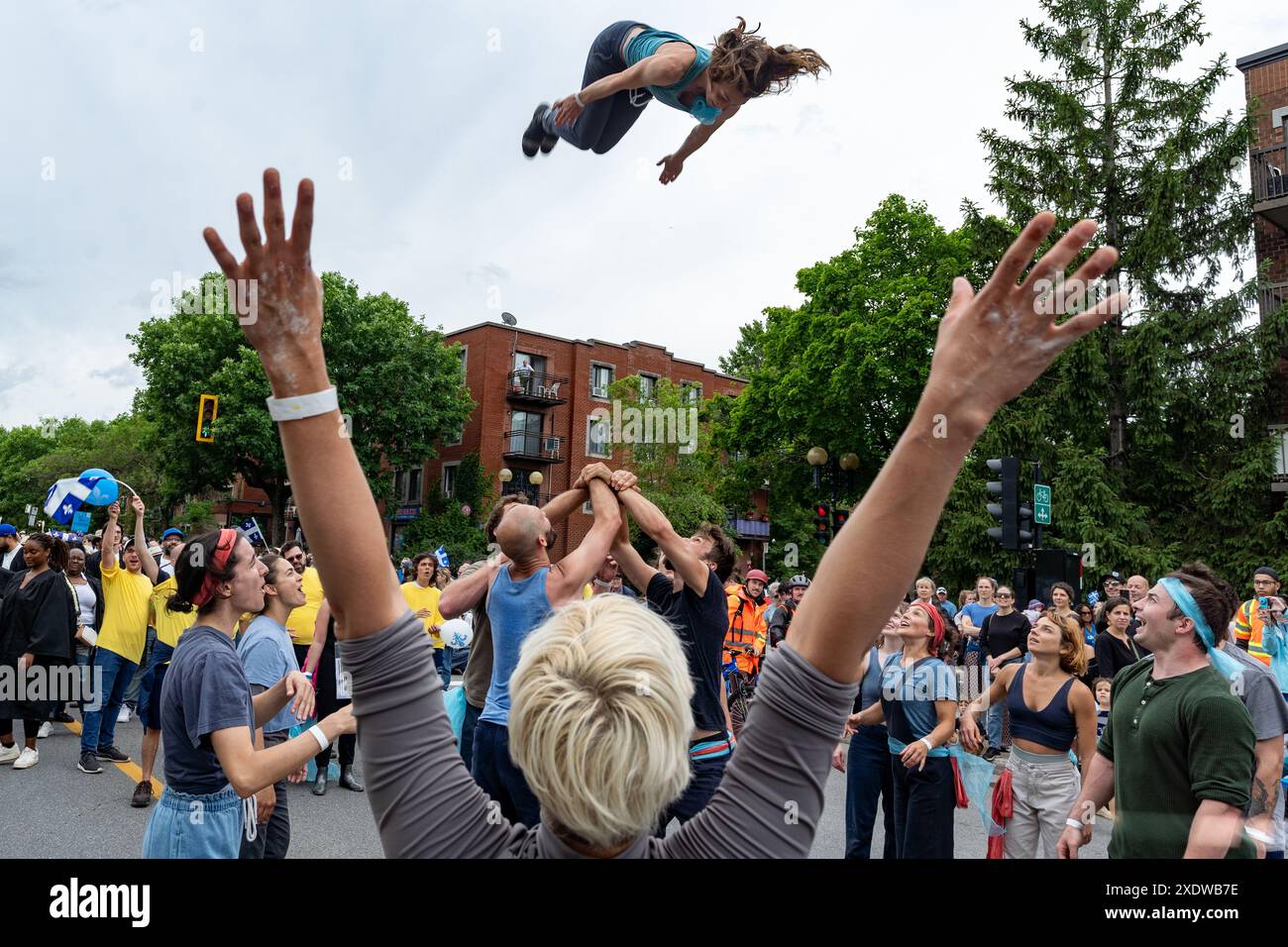 Montreal, Kanada, 24. Juni 2024. Einige Hunderte von Menschen nehmen an der Parade des Nationalfeiertags von Quebec Teil, auch bekannt als Saint-Jean Baptiste Day in Montreal, Kanada. Quelle: Robert-Durand/Alamy Live News Stockfoto