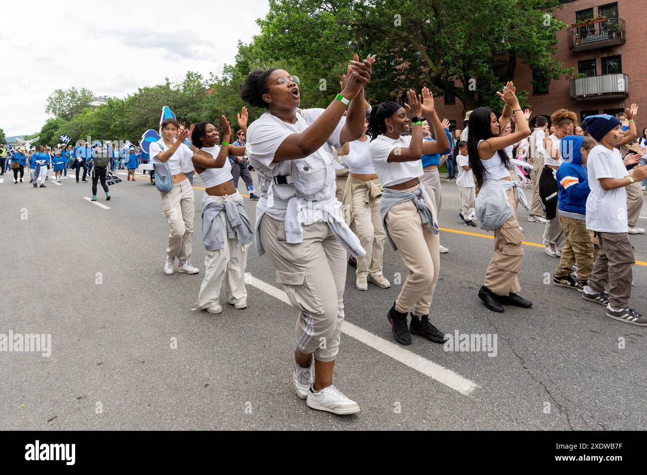 Montreal, Kanada, 24. Juni 2024. Einige Hunderte von Menschen nehmen an der Parade des Nationalfeiertags von Quebec Teil, auch bekannt als Saint-Jean Baptiste Day in Montreal, Kanada. Quelle: Robert-Durand/Alamy Live News Stockfoto