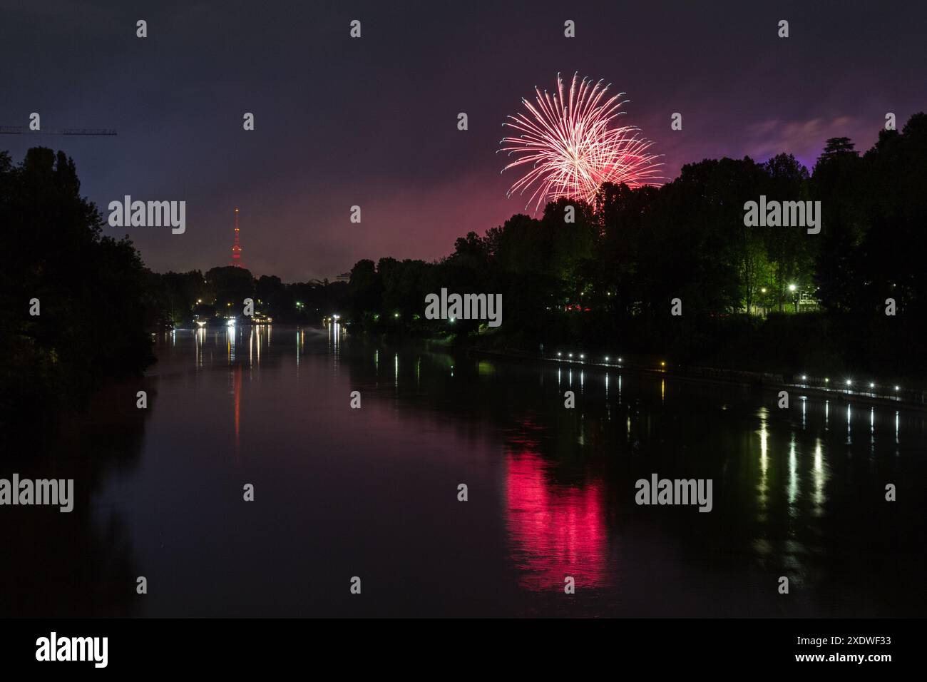 Turiner Feuerwerk reflektiert auf dem Fluss Po mit Mole Antonelliana im Hintergrund. Stockfoto
