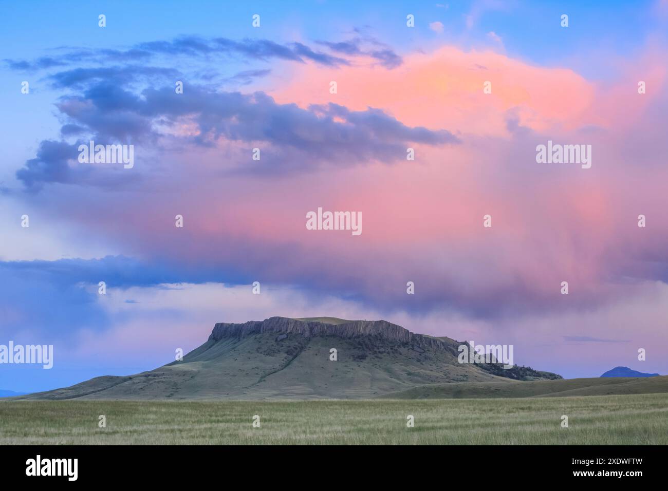 Sonnenuntergangswolken über Crown butte bei simms, montana Stockfoto